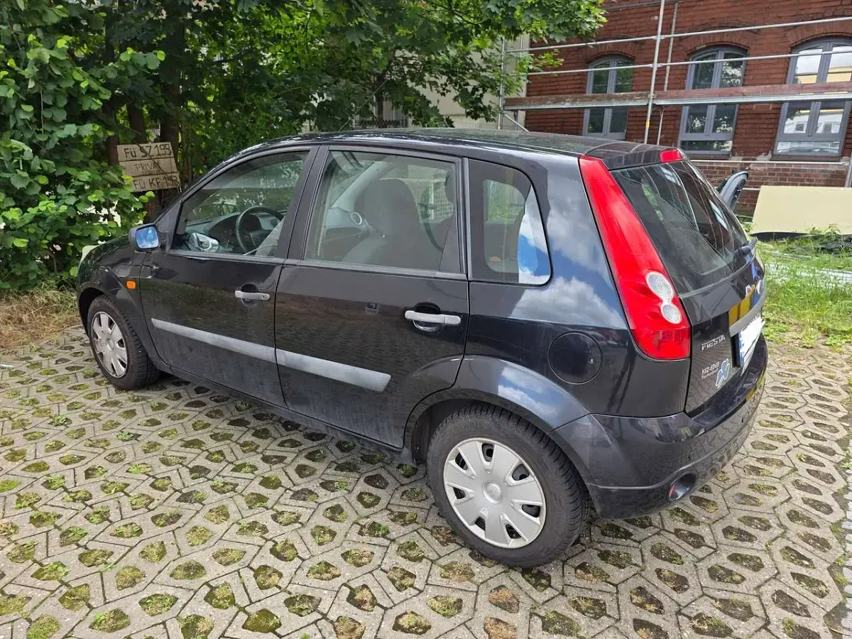 Gebraucht Ford Fiesta Ambiente 60 PS (44 kW) 2006 Blau Kleinwagen