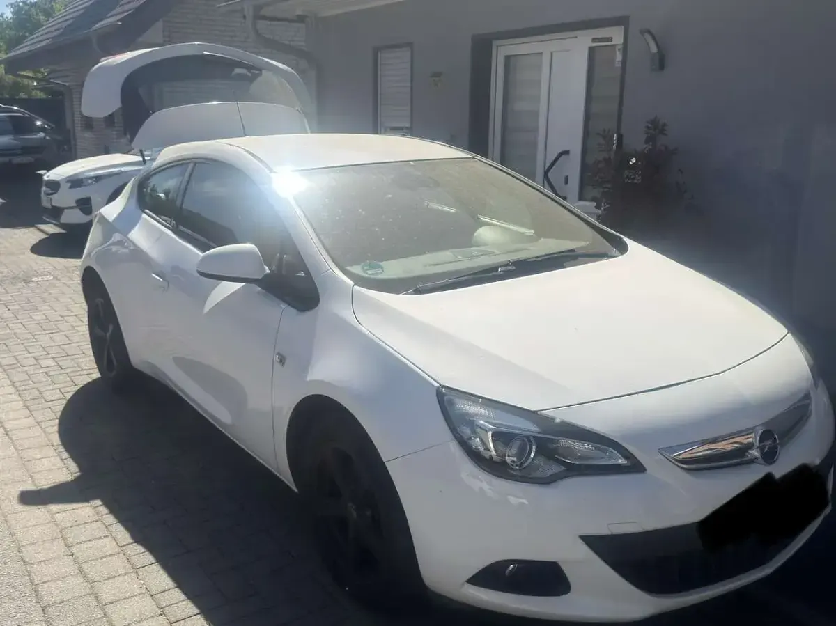 Usado Opel Astra Edition 140 HP (102 kW) 2012 Coupé