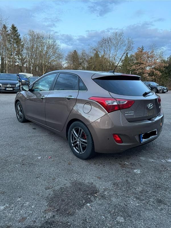 Beige Gebraucht 2014 Hyundai i30 Limousine | 7.600 € (Superpreis) - Bild 1/4