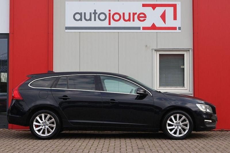 Gebraucht Volvo V60 Momentum 181 PS (133 kW) 2014 Schwarz Kombi