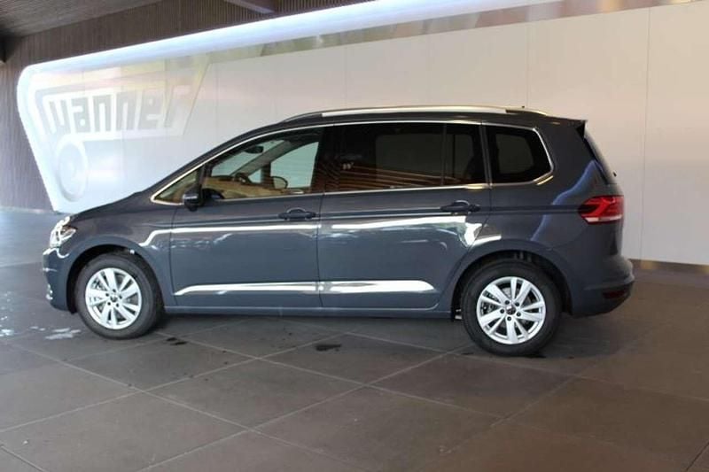 Neu VW Touran Highline 150 PS (110 kW) 2025 Delfingraumetallic Van / Kleinbus
