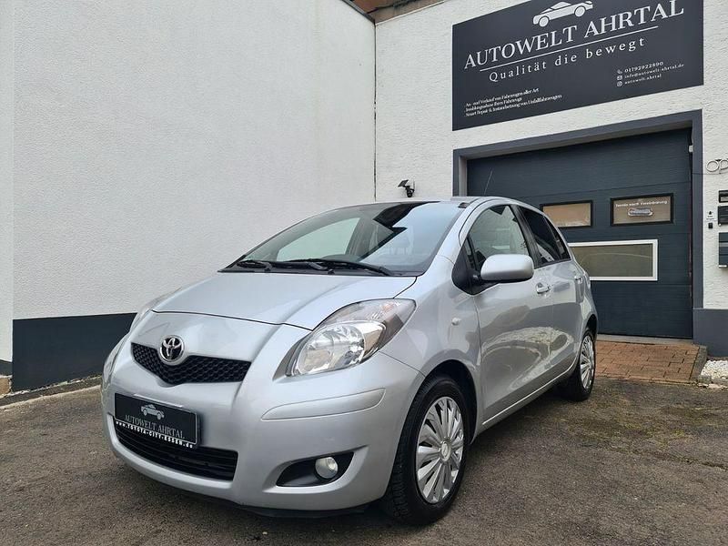 Silber Gebraucht 2011 Toyota Yaris Edition Limousine | 4.790 € (Fairer Preis) - Bild 1/4