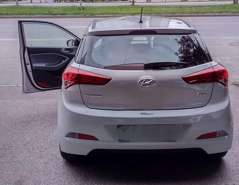 Silber Gebraucht 2017 Hyundai i20 Classic Limousine | 7.490 € (Fairer Preis) - Bild 1/2