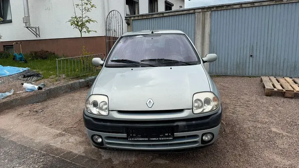 Gebraucht Renault Clio Authentique 58 PS (42 kW) 2001 Silber Limousine