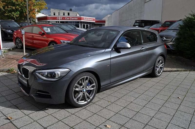 Mineralgrau Gebraucht 2013 BMW 135 Sport Line Kleinwagen | 25.990 € (Teuer) - Bild 1/4