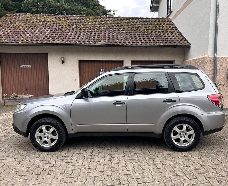 Silber Gebraucht 2010 Subaru Forester SUV | 9.990 € (Teuer) - Bild 1/4