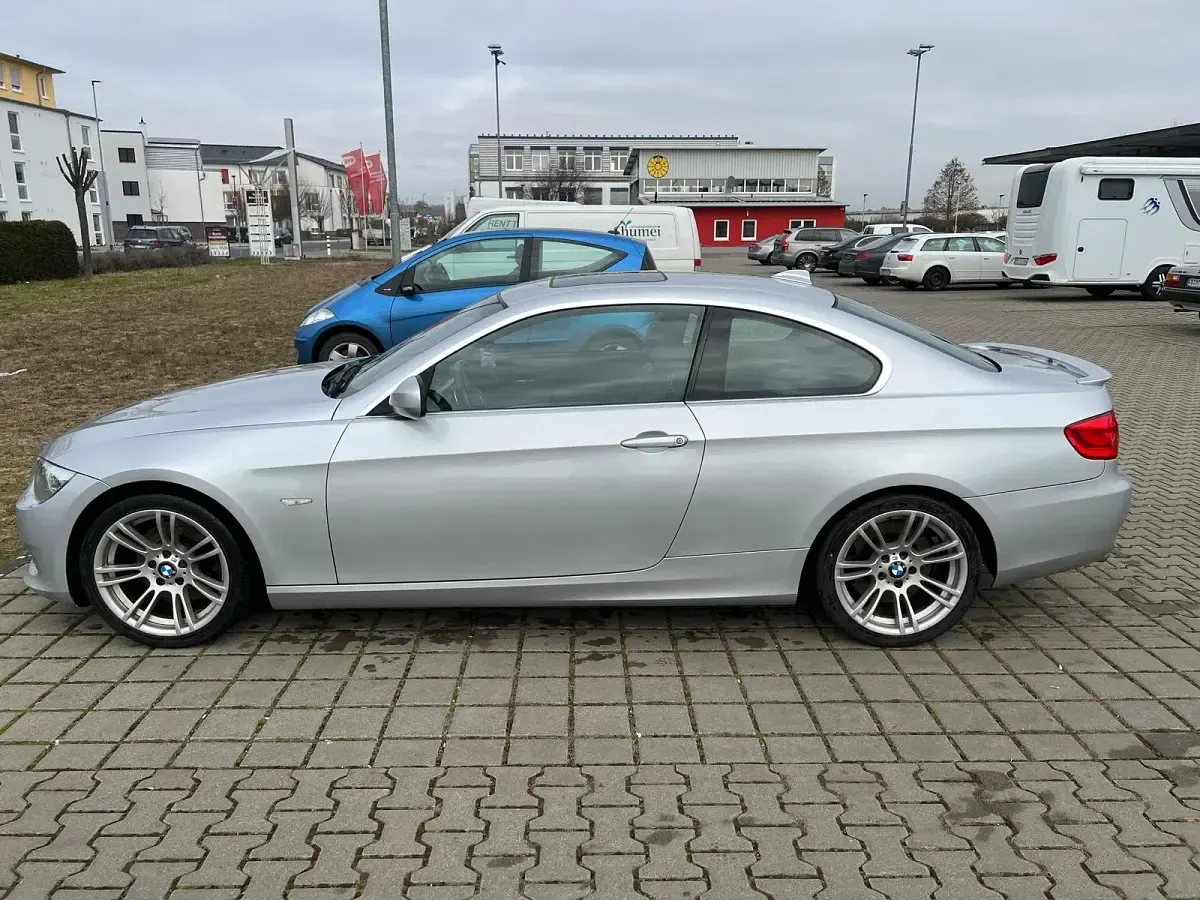 Gebraucht BMW 330 245 PS (180 kW) 2011 Silber Coupé