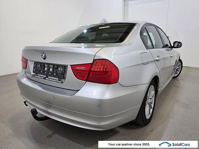 Gebraucht BMW 318 143 PS (105 kW) 2011 Silber Limousine