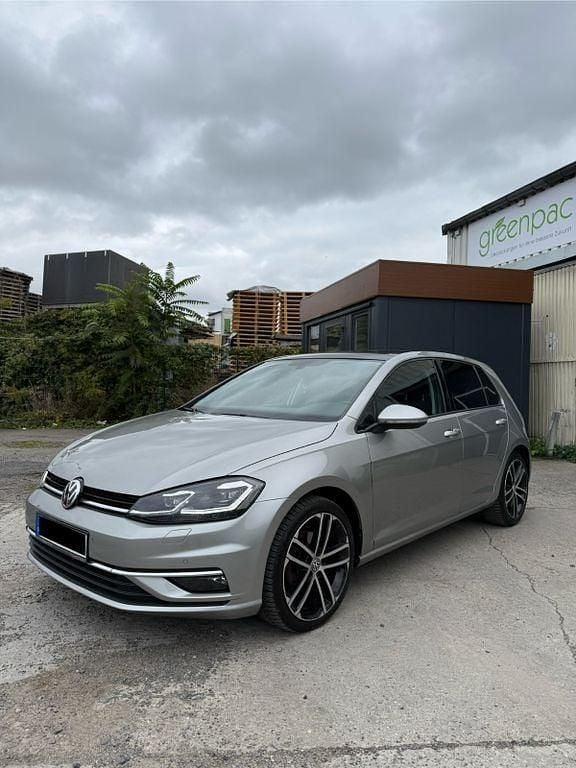 Grau Gebraucht 2017 VW Golf VII Limousine | 13.900 € (Superpreis) - Bild 1/4
