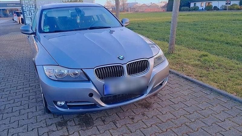 Grau Gebraucht 2011 BMW 318 Limousine | 9.000 € (Fairer Preis) - Bild 1/4