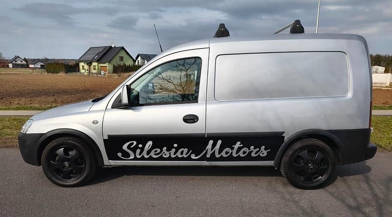 Gebraucht Opel Combo 75 PS (55 kW) 2010 Silber Van / Kleinbus