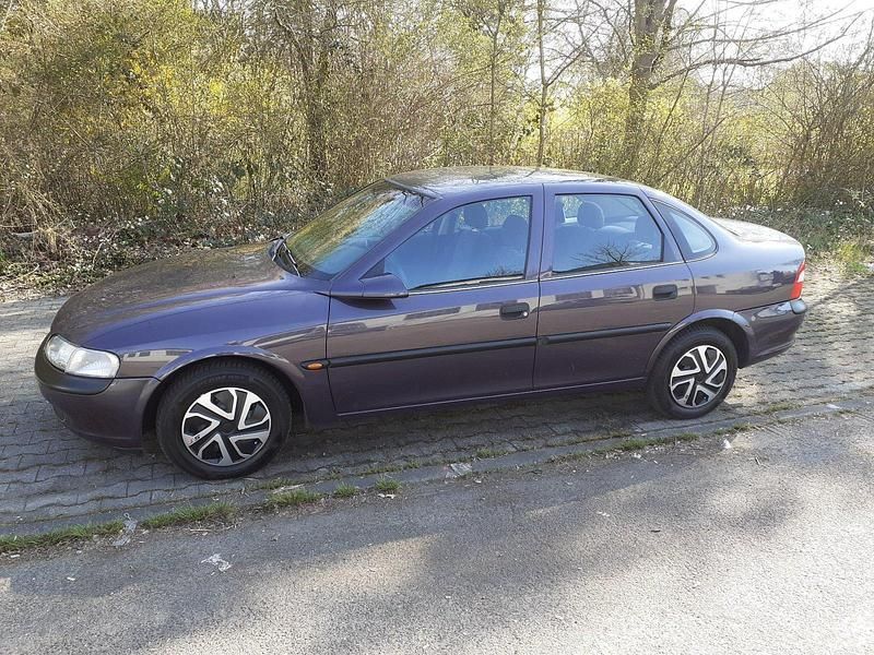 Violet Gebraucht 1996 Opel Vectra Limousine | 1.800 € - Bild 1/4