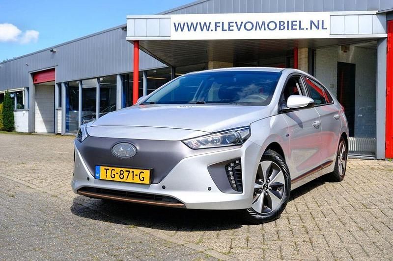 Grau Gebraucht 2018 Hyundai Ioniq Comfort Limousine | 10.750 € (Superpreis) - Bild 1/4