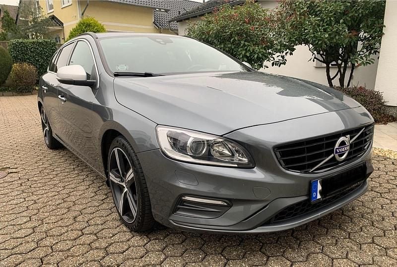 Grau Gebraucht 2018 Volvo V60 Momentum Kombi | 12.990 € (Fairer Preis) - Bild 1/4