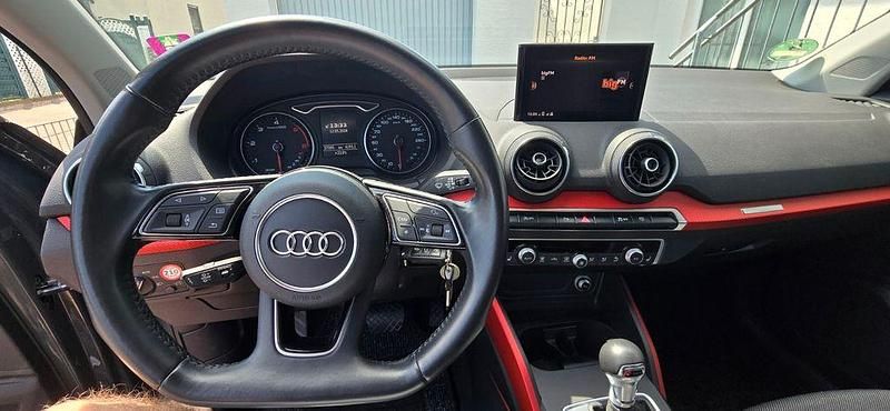 Grau Gebraucht 2018 Audi Q2 SUV | 19.100 € (Fairer Preis) - Bild 1/4