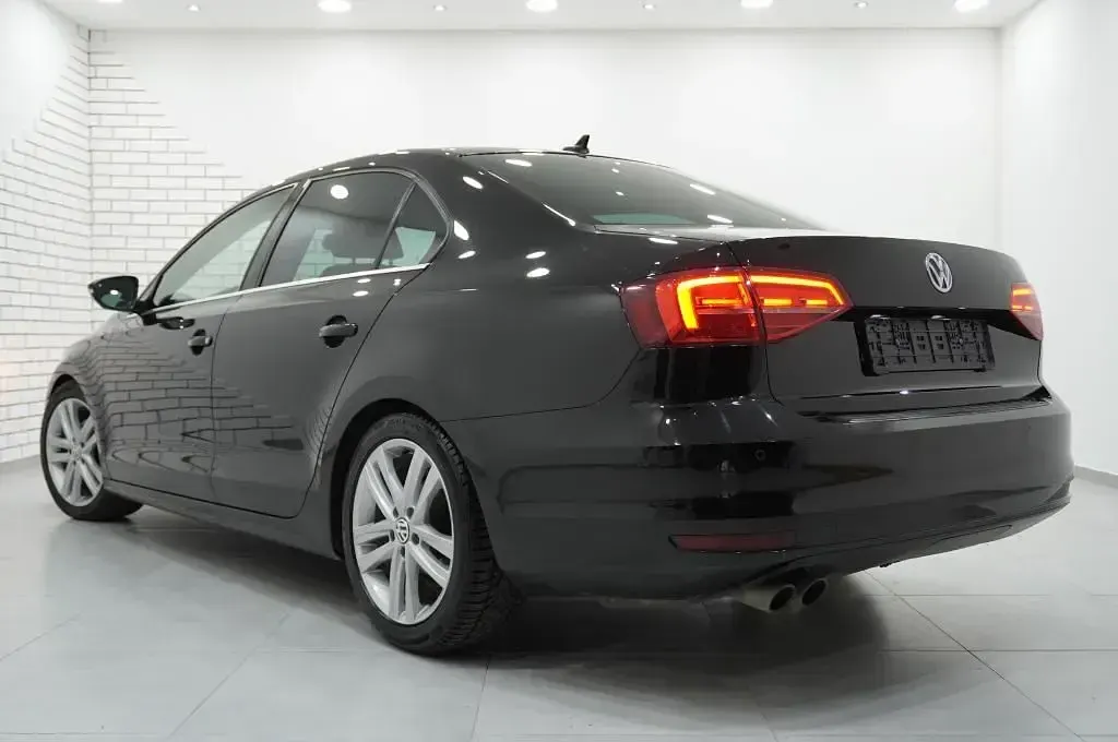 Gebraucht VW Jetta 150 PS (110 kW) 2015 Deep black perleffekt Limousine
