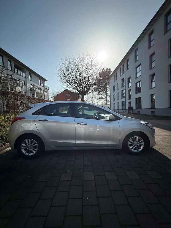 Gebraucht Hyundai i30 135 PS (99 kW) 2014 Silber Kleinwagen