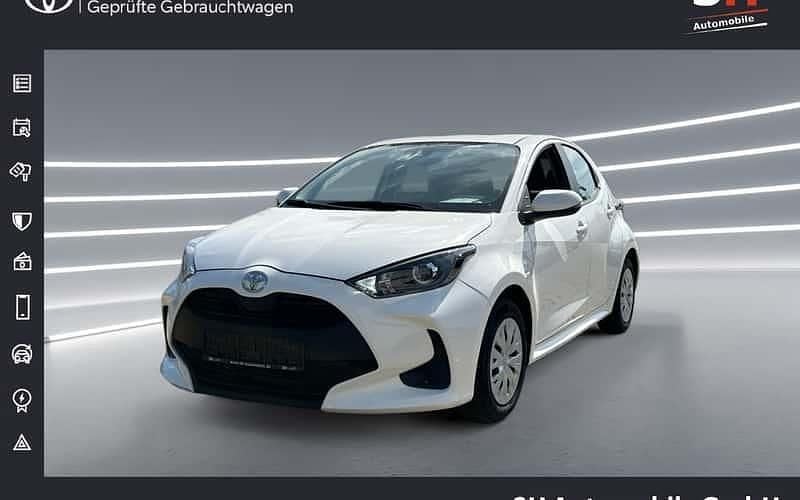 Weiß Gebraucht 2022 Toyota Yaris Comfort Limousine | 14.890 € (Fairer Preis) - Bild 1/4