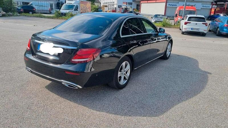 Schwarz Gebraucht 2019 Mercedes E220 Limousine | 27.000 € (Superpreis) - Bild 1/4