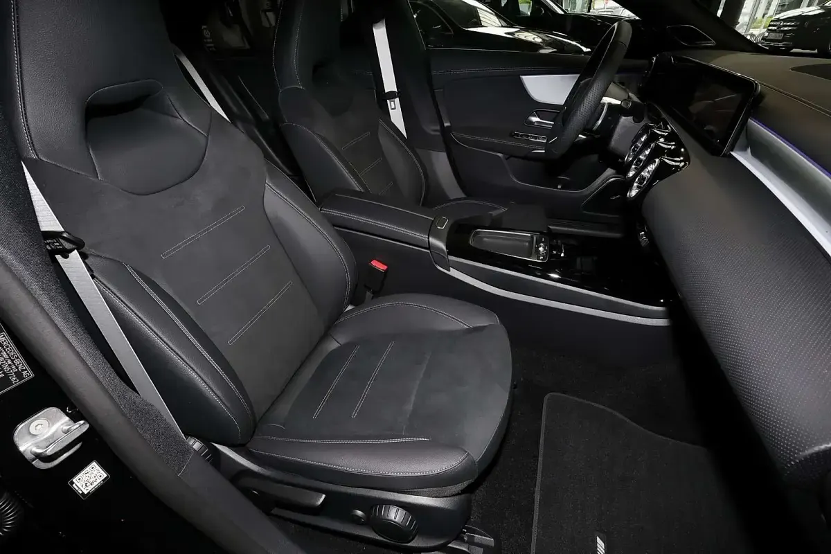 Gebraucht Mercedes CLA200 AMG 163 PS (119 kW) 2025 Metalliclack kosmosschwarz Coupé