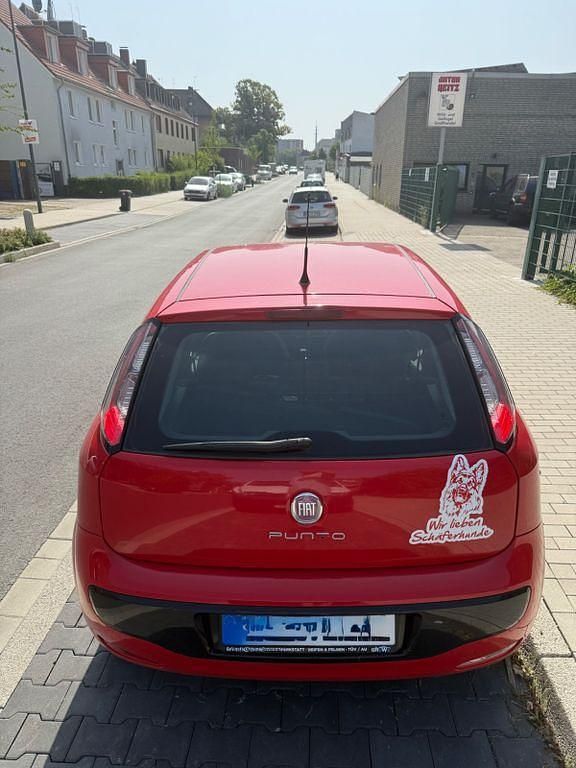 Rot Gebraucht 2011 Fiat Punto Kleinwagen | 2.500 € (Teuer) - Bild 1/4