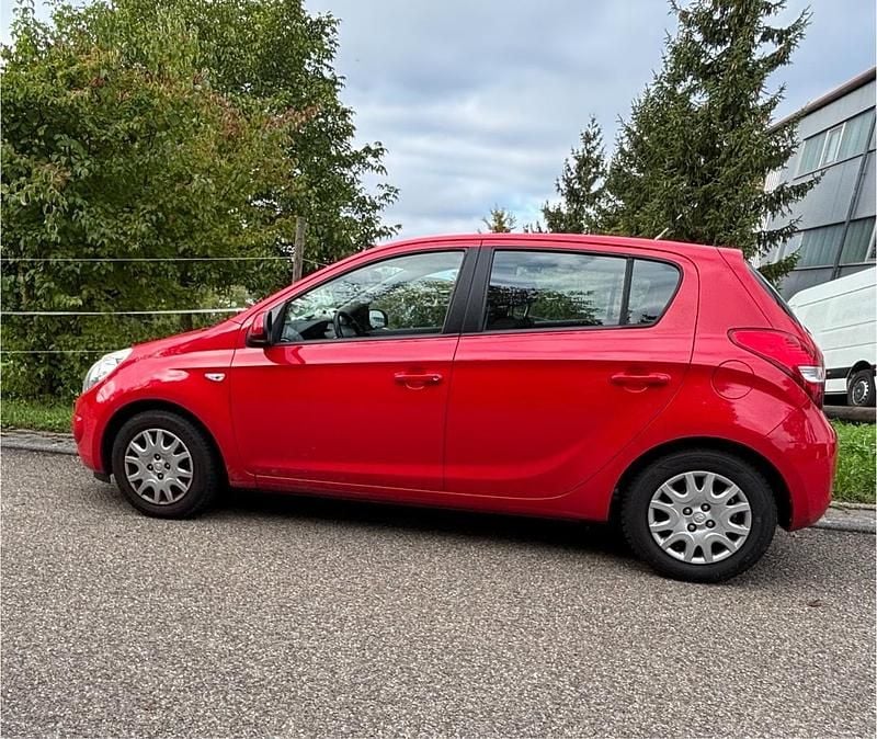 Gebraucht Hyundai i20 86 PS (63 kW) 2012 Rot Kleinwagen
