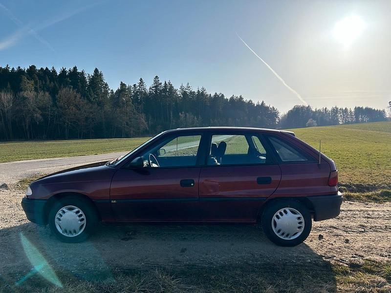 Second-hand Opel Astra 60 CP (44 kW) 1996 Roșu Berlinǎ