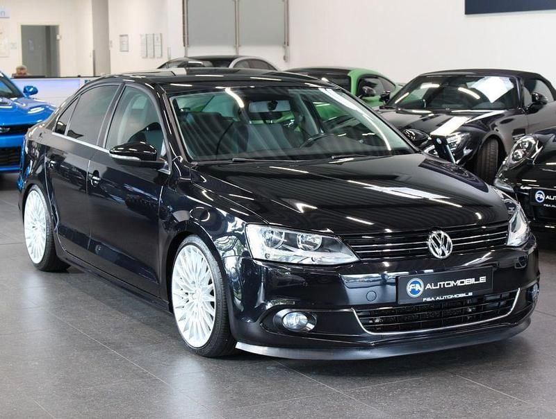 Używany VW Jetta Highline 105 KM (77 kW) 2011 Czarny Sedan/Limuzyna