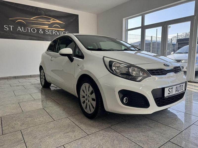 Gebraucht Kia Rio DREAM-TEAM Edition 86 PS (63 kW) 2013 Weiß Limousine