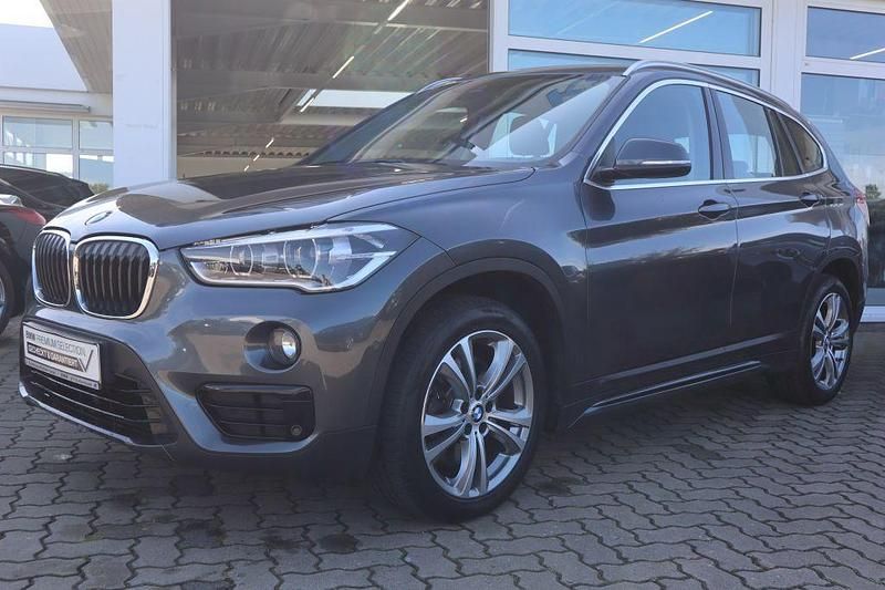Mineralgrau Gebraucht 2017 BMW X1 Sport Line SUV | 19.990 € (Fairer Preis) - Bild 1/4