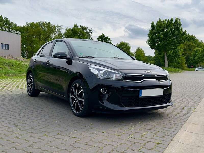 Schwarz Gebraucht 2020 Kia Rio DREAM-TEAM Edition Kleinwagen | 13.700 € (Etwas zu teuer) - Bild 1/4