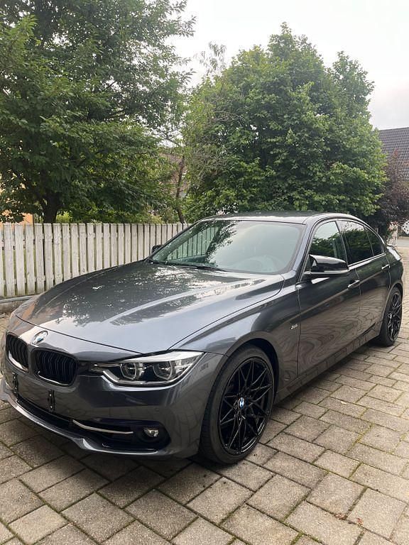 Grau Gebraucht 2015 BMW 330 Sport Line Limousine | 22.800 € (Fairer Preis) - Bild 1/4