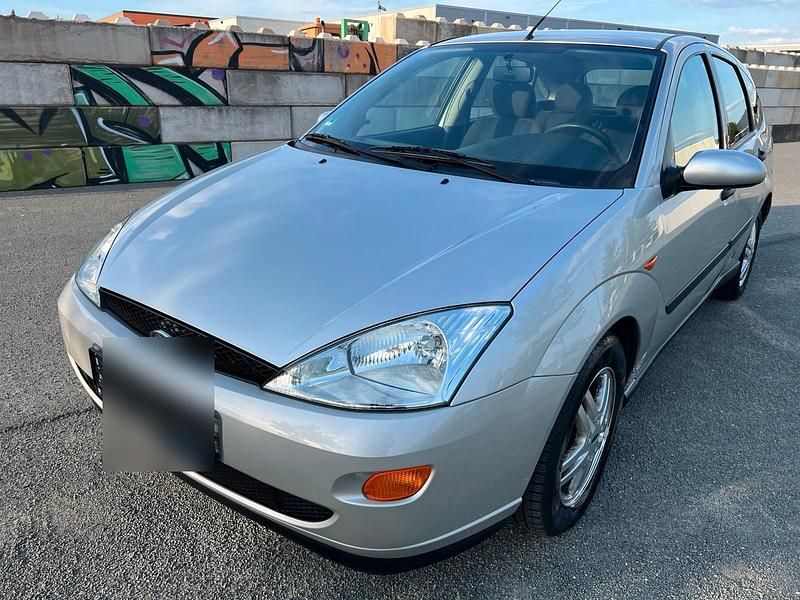 Grau Gebraucht 2001 Ford Focus Kleinwagen | 1.300 € (Fairer Preis) - Bild 1/4