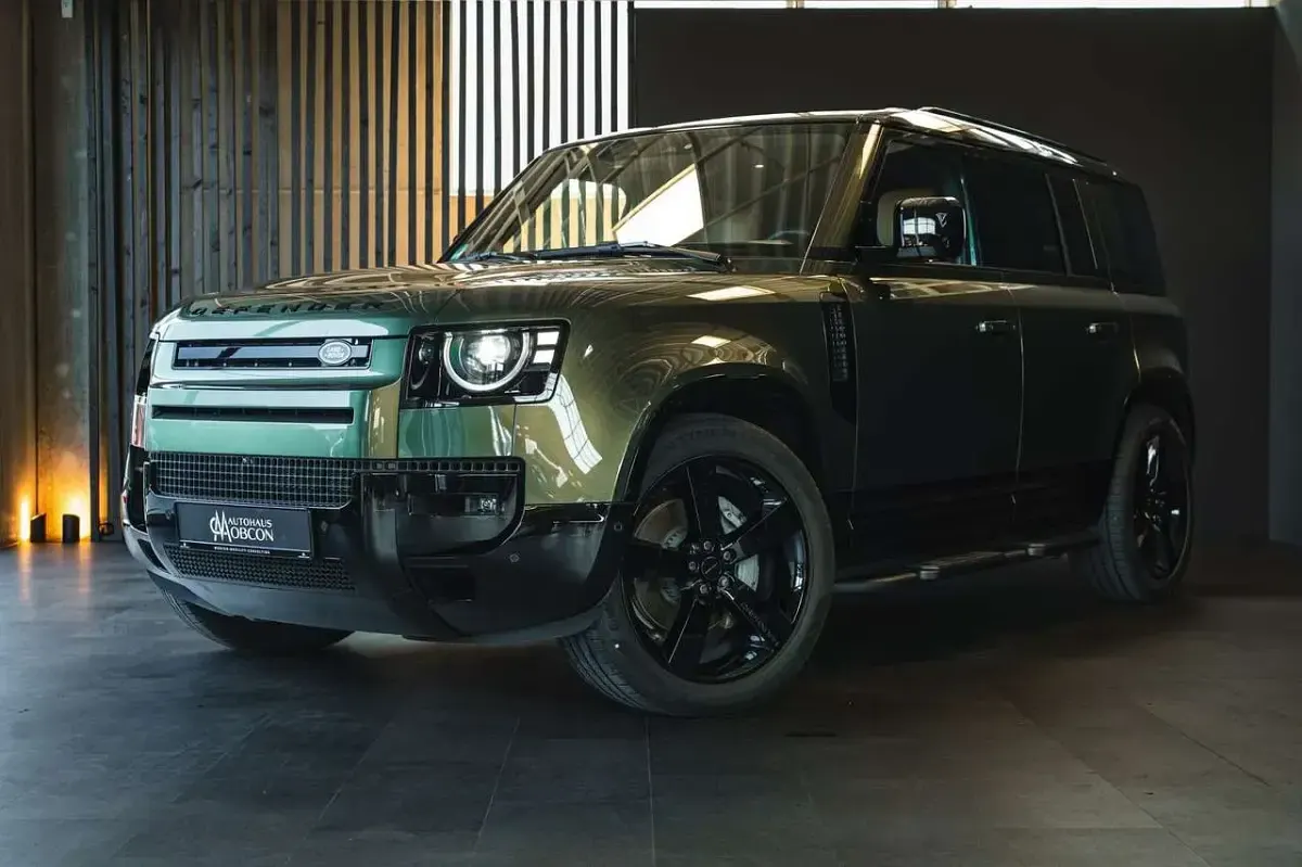 Neu Land Rover Defender HSE Dynamic 349 PS (256 kW) 2026 Woolstone green SUV