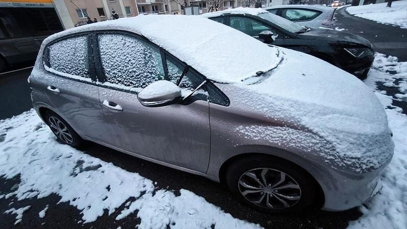 Grau Gebraucht 2012 Peugeot 208 Active Kleinwagen | 4.500 € (Guter Preis) - Bild 1/4