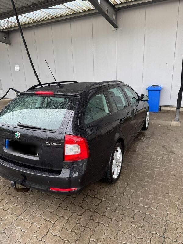 Schwarz Gebraucht 2010 Skoda Octavia Kombi | 4.750 € (Etwas zu teuer) - Bild 1/4