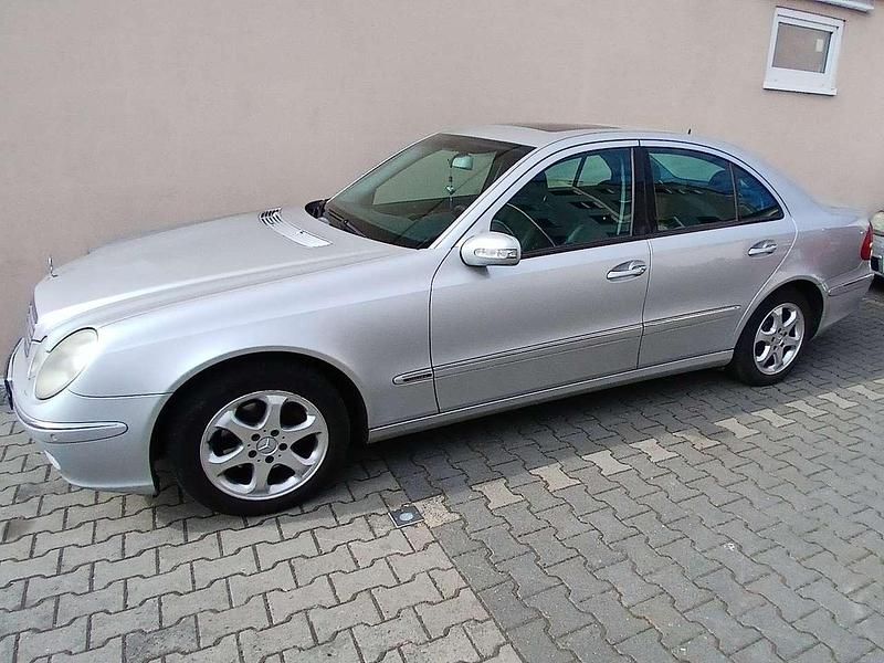 Silber Gebraucht 2003 Mercedes E270 Elegance Limousine | 3.899 € (Fairer Preis) - Bild 1/4