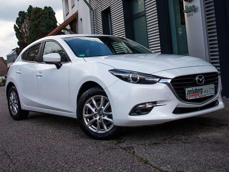 Satinweiss metallic Gebraucht 2017 Mazda 3 Exclusive-Line Kleinwagen | 16.590 € (Fairer Preis) - Bild 1/4