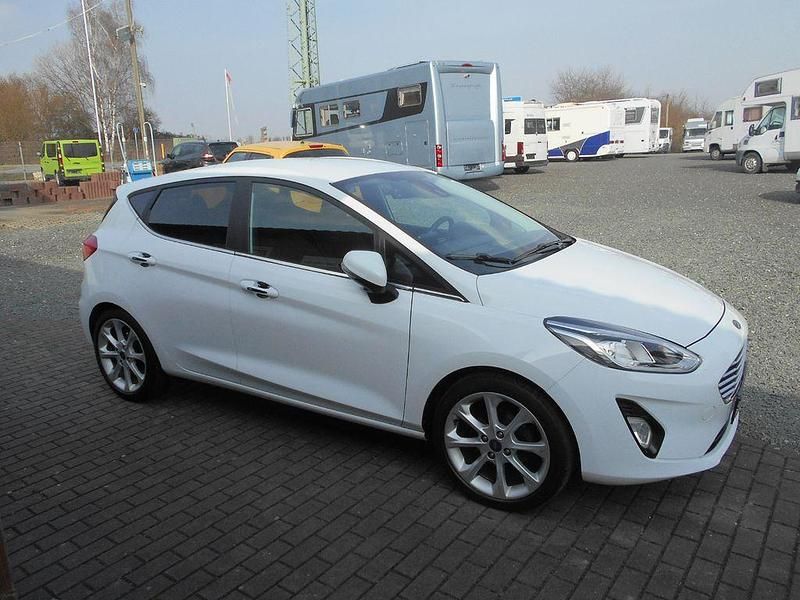 Gebraucht Ford Fiesta Titanium 101 PS (74 kW) 2017 Weiß Limousine