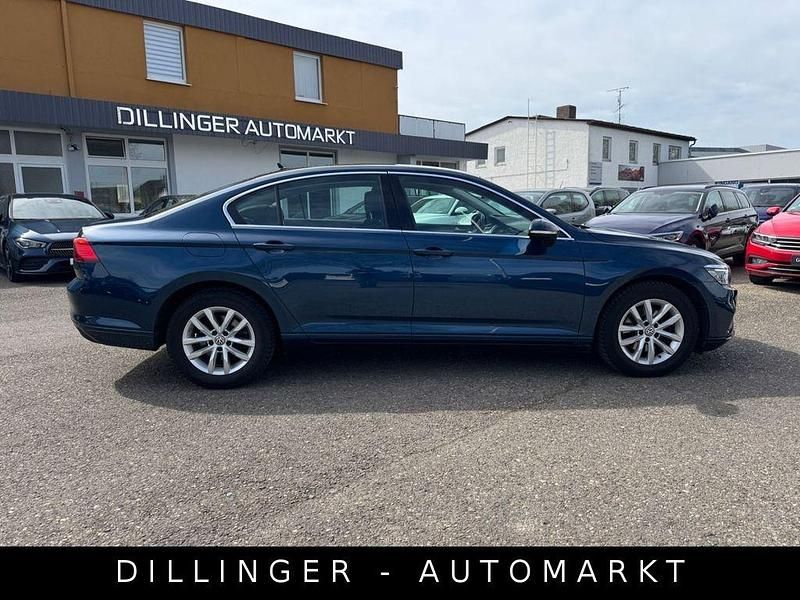 Gebraucht VW Passat 120 PS (88 kW) 2019 Blau Limousine
