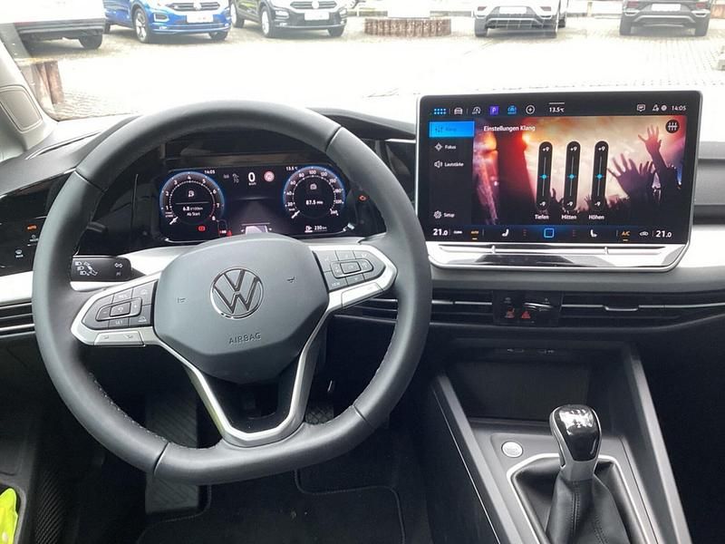 Gebraucht VW Golf VIII Life 116 PS (85 kW) 2024 Anemonenblau metallic Limousine