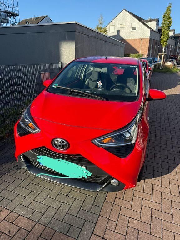 Rot Gebraucht 2019 Toyota Aygo X-play Kleinwagen | 7.600 € (Guter Preis) - Bild 1/4