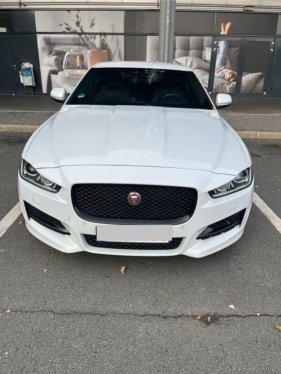 Weiß Gebraucht 2015 Jaguar XE R-Sport Limousine | 9.800 € - Bild 1/4