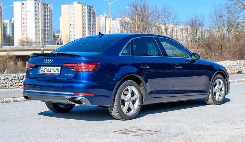 Gebraucht Audi A4 Sport 150 PS (110 kW) 2019 Blau Limousine