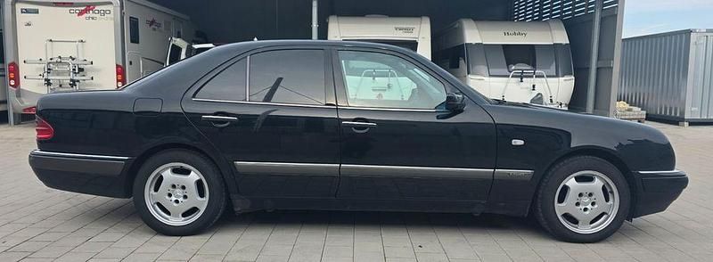 Gebraucht Mercedes E240 Elegance 170 PS (125 kW) 1999 Schwarz Limousine