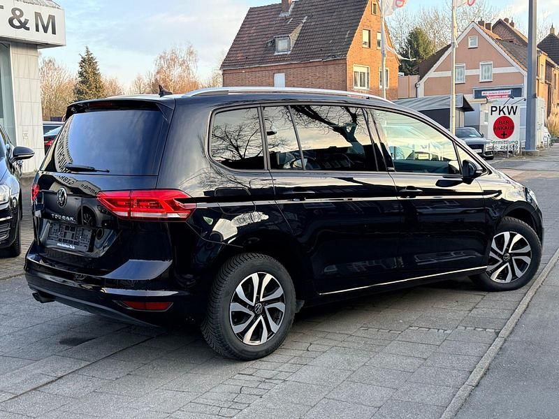 Gebraucht VW Touran Active 150 PS (110 kW) 2022 Schwarz Van / Kleinbus