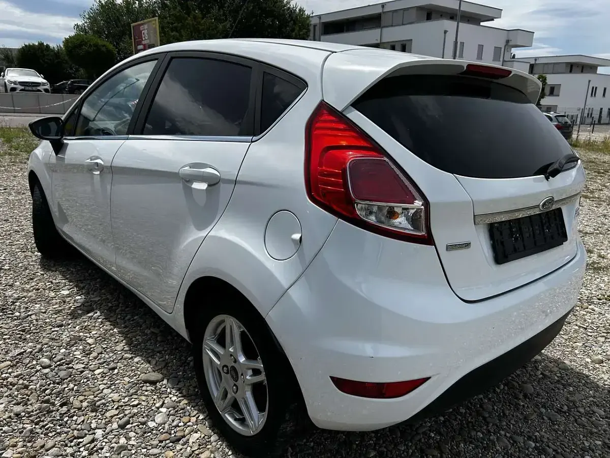 Gebraucht Ford Fiesta Trend 101 PS (74 kW) 2015 Weiß Kleinwagen