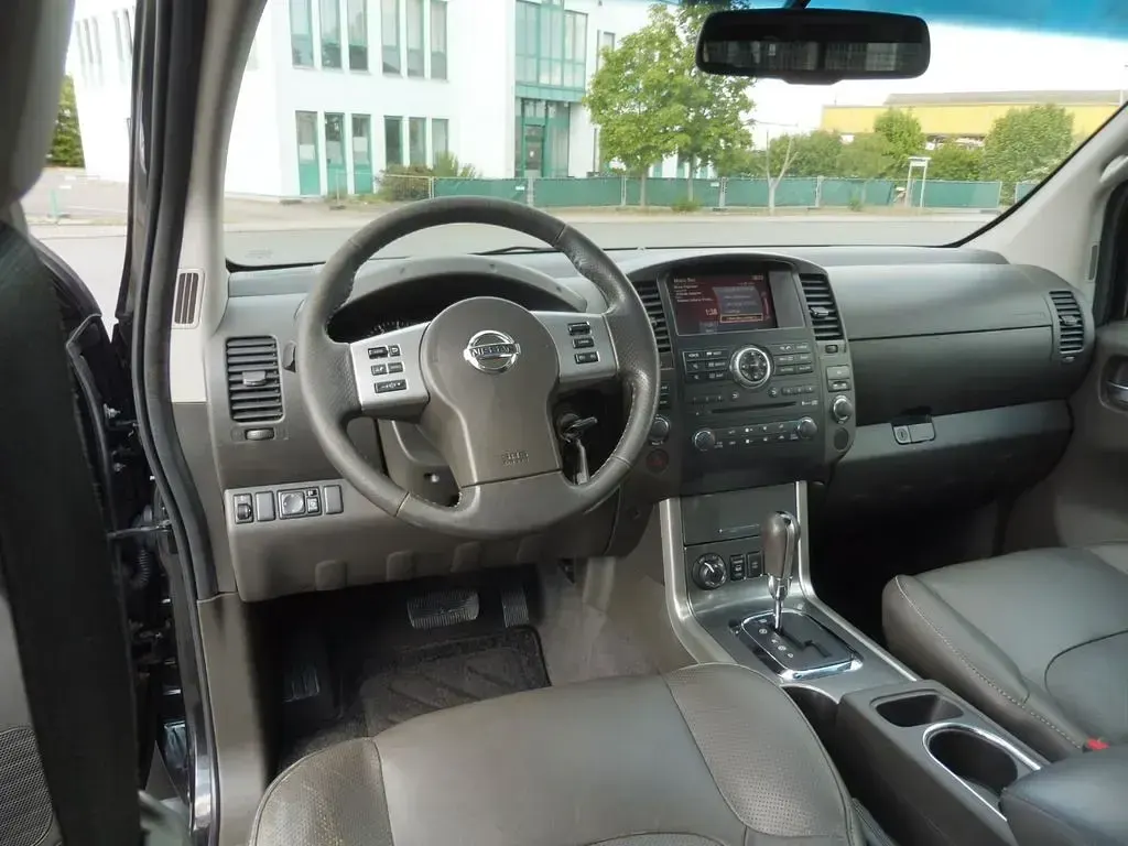 Gebraucht Nissan Navara 231 PS (169 kW) 2011 Schwarz Pickup