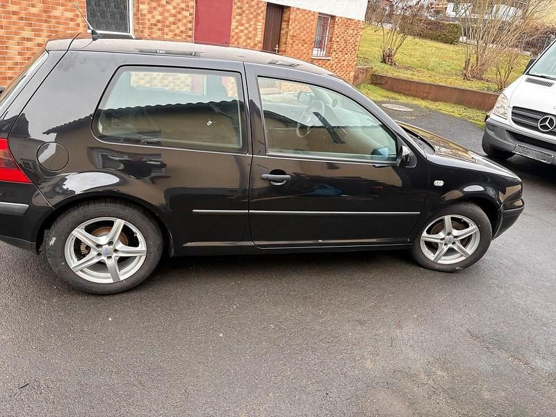Gebraucht VW Golf IV 75 PS (55 kW) 2002 Schwarz Kleinwagen