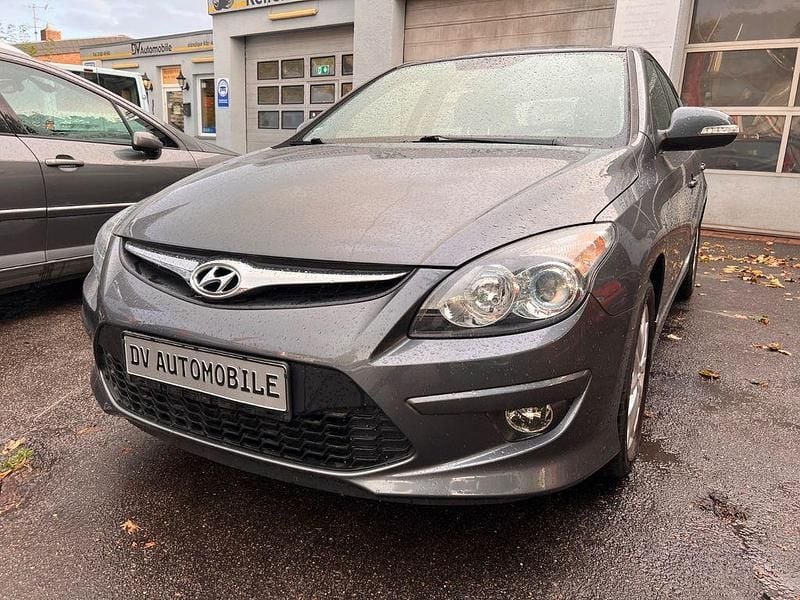 Grau Gebraucht 2011 Hyundai i30 Edition+ Limousine | 5.450 € (Etwas zu teuer) - Bild 1/4